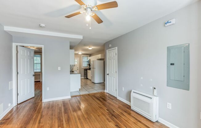 Wonderful! 2BR/1bth home in Columbia Heights. Nice Yard & Parking!!!