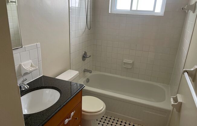 2 beds, 1 bath, 850 sqft, $1,120, Unit 810-3