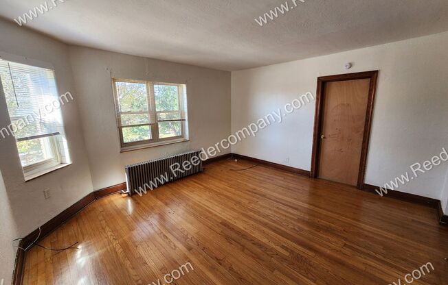 3 beds, 1 bath, $1,050, Unit 2F