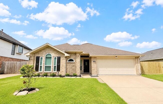 Beautifully Updated 3/2/2 in Plantation Village in Lake Jackson !