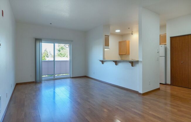2 beds, 1 bath, $1,700, Unit 305