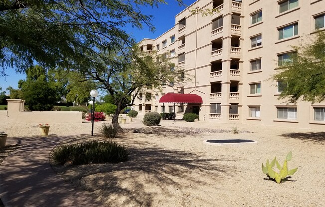 Fabulous 2 Bed - 2 Bath Condo in South Scottsdale
