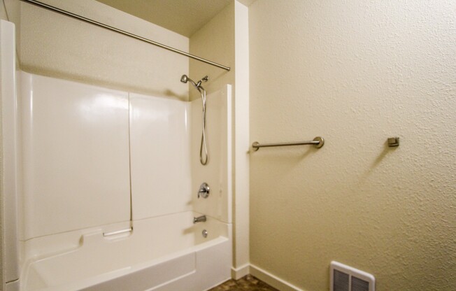 3 beds, 2 baths, 1,035 sqft, $3,995, Unit 203