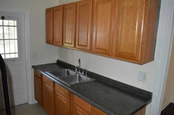 2 beds, 1 bath, $1,400