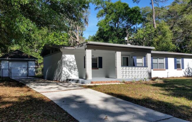 4 Bedroom, 2-1/2 Bath Home in Golf Club Manor, Close to Everything!