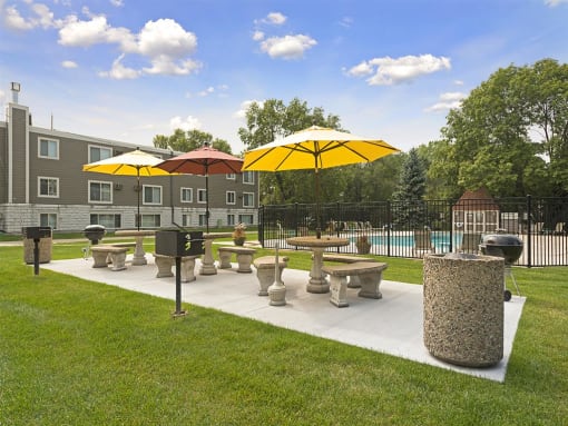 Minnehaha Manor Apartments in Oakdale, MN Sundeck