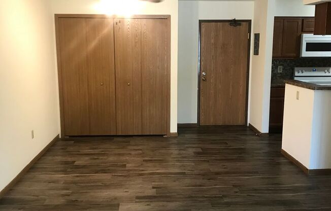 3 beds, 1 bath, 1,040 sqft, $1,695, Unit 3156-306