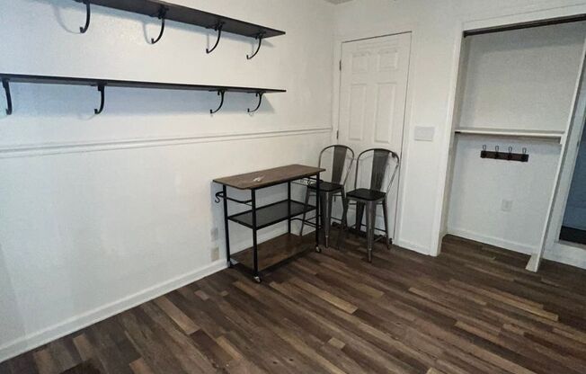 1 bed, 1 bath, $985, Unit B