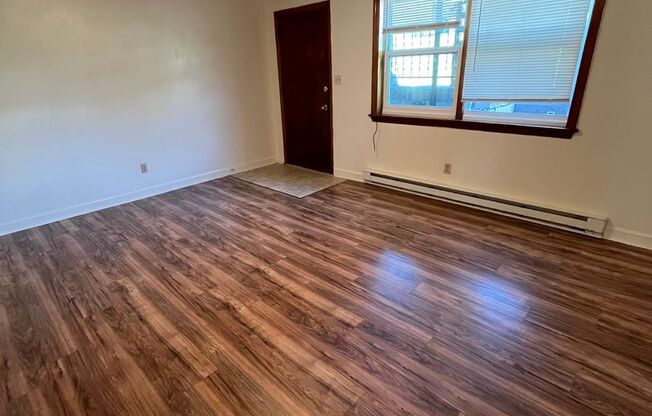 2 beds, 1 bath, 903 sqft, $1,140, Unit M-10