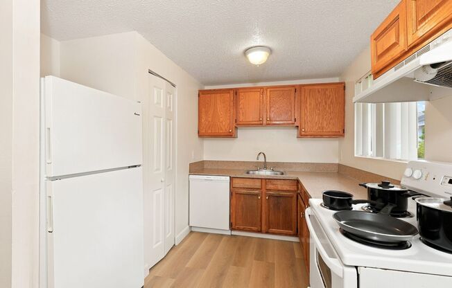 3 beds, 1 bath, 864 sqft, $1,895, Unit 15