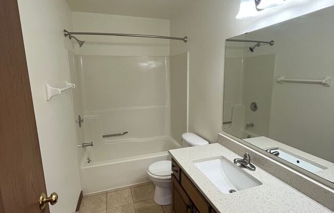 2 beds, 1 bath, 950 sqft, $1,750, Unit 7646CB