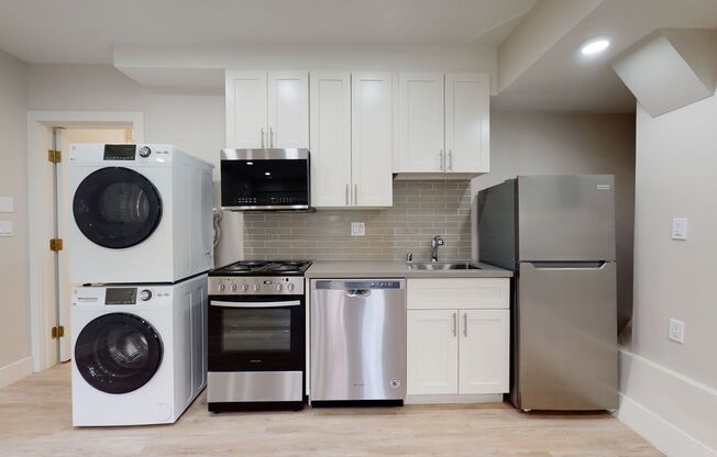 Remodeled studio, in-unit laundry, shared yard, 98 WalkScore!