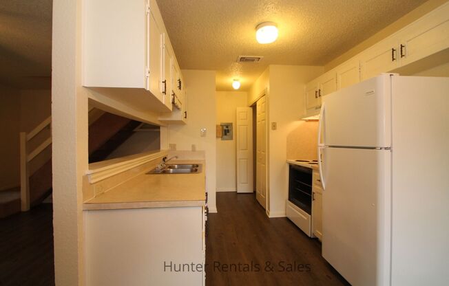 2 beds, 1.5 baths, $850