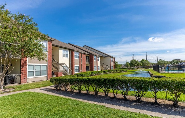 exterior shot of pearland tx apartments