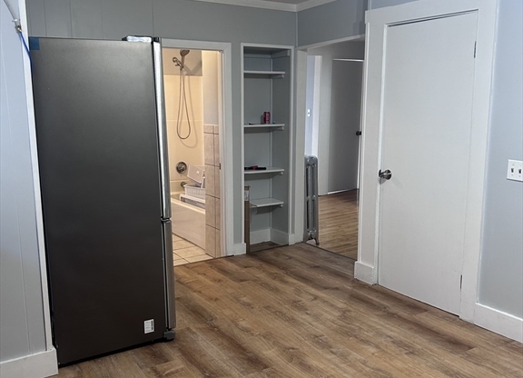 2 beds, 1 bath, $2,800, Unit 2