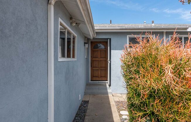 *** LOOK NO FURTHER!!! SPACIOUS 3 BED - 1 & 3/4 BATH HOUSE WITH HUGE BACK YARD IN CLAIREMONT!!!