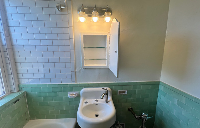 Studio, 1 bath, 400 sqft, $805, Unit 303