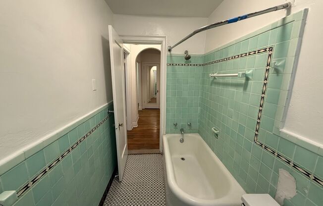 1 bed, 1 bath, 962 sqft, $1,510, Unit New King Edward  306