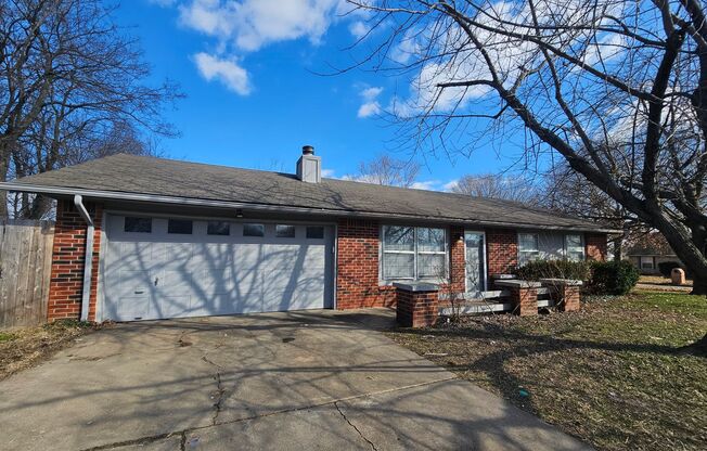 3 beds, 1.5 baths, 1,253 sqft, $1,550, Unit 2105 South Ash Ave