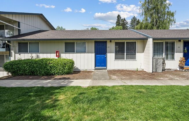 3 beds, 1 bath, 864 sqft, $1,995, Unit 17