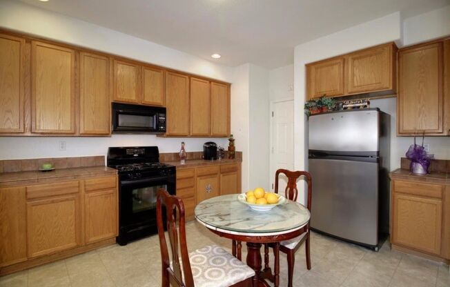 North Natomas 2 Story 3 Bedroom w/ Loft. 2 Car Attached Garage