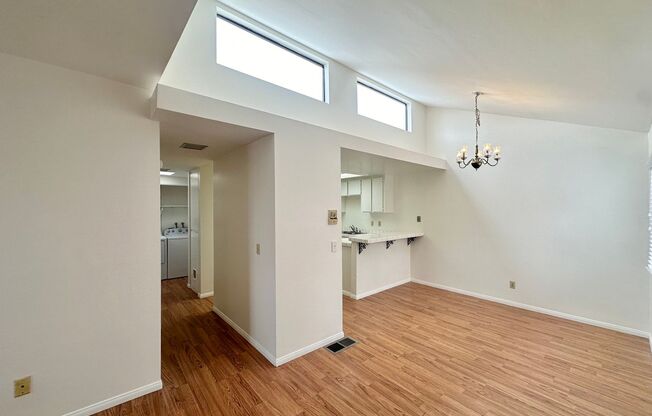 Beautiful 2 bedroom Condo off Adams Ave with Parking and Laundry!