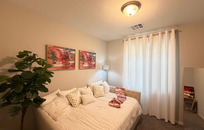 Beautiful 4 Bedroom Home in Aliante Community