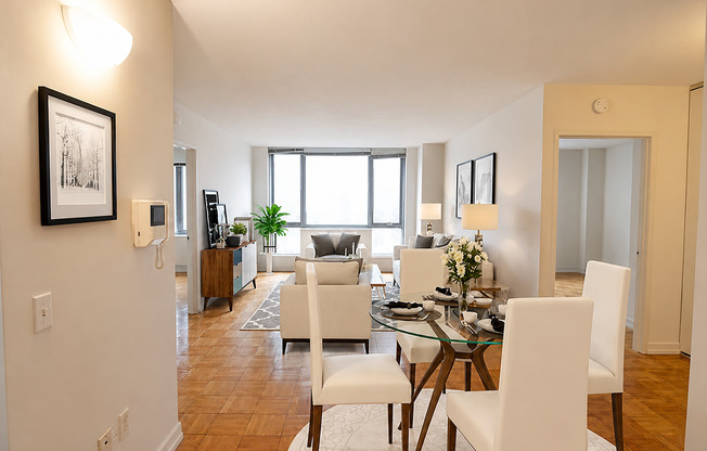 2 beds, 2 baths, $6,400, Unit 404