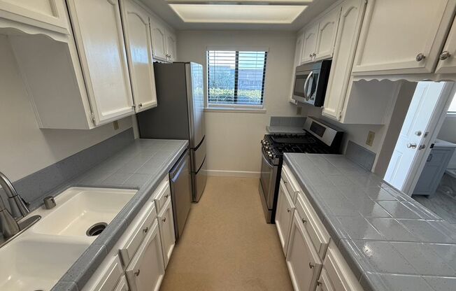 Renovated 2 bedroom townhome (1.5 bathrooms) - Pool; Gated Community; Parking; AC, EV Chargers!