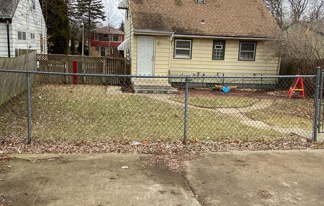 4BR SINGLE FAMILY HOME, GREAT LOCATION, YARD, PARKING, BASEMENT