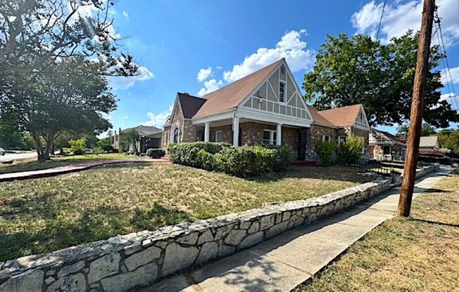 Ready for Move-In Historic 4/3 home in Woodlawn Terrace - Near I-10 and Frericksburg Rd