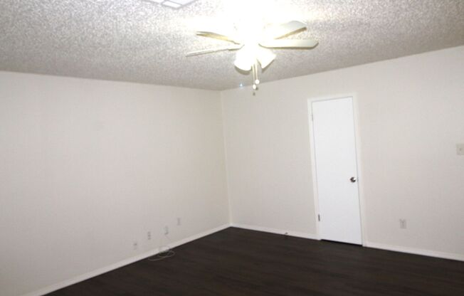 2 beds, 1 bath, 975 sqft, $925, Unit 999