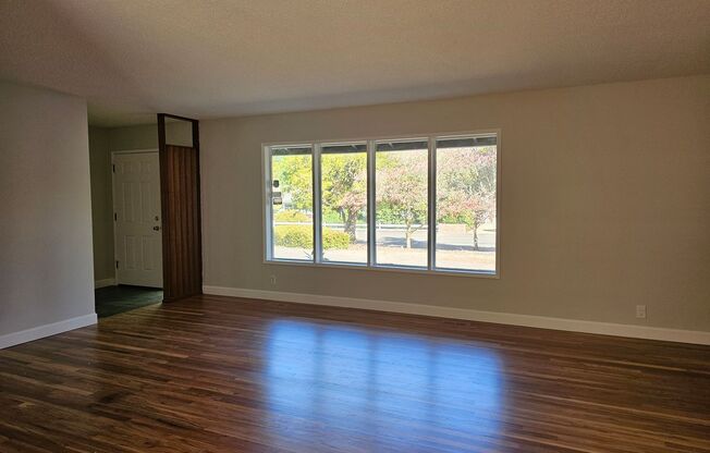 SINGLE LEVEL IN RALEIGH HILLS - REMODELED 3 BEDROOMS, 2 BATHS