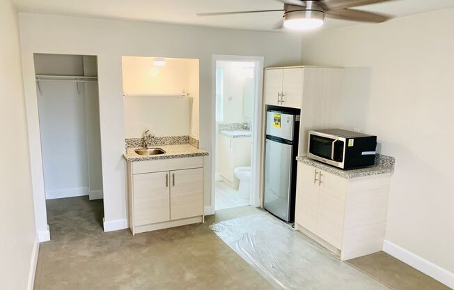 STUDIO APARTMENT AVAILABLE IN THE HEART OF LA JOLLA! Only $1,800/mo!