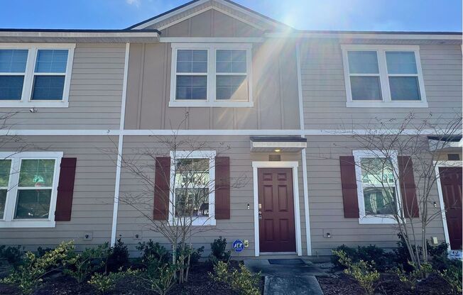 Charming 2-Bedroom Townhouse in Rivergate, Centrally Located Between Both Naval Bases!