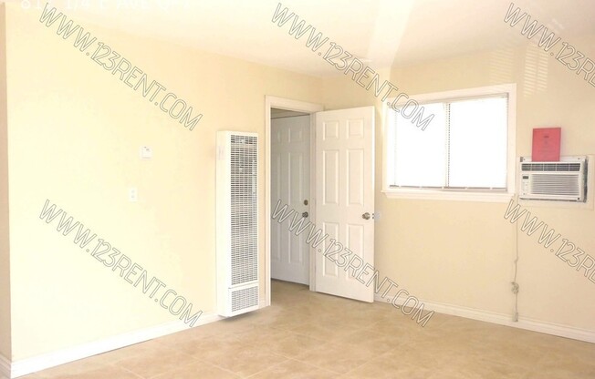 817 1/4 E AVE