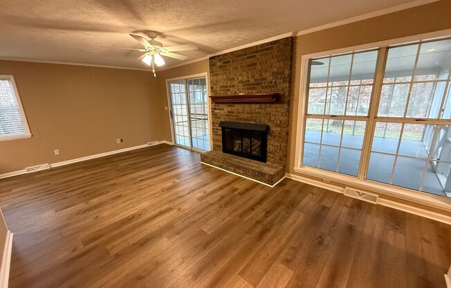 4 beds, 2.5 baths, $2,200, Unit 119 Rolling Oaks Dr