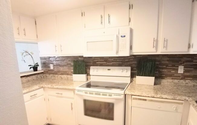 Beautiful 2/2 Towhhouse Feel Condo  x Rent in Winter Park next to Full Sail University !