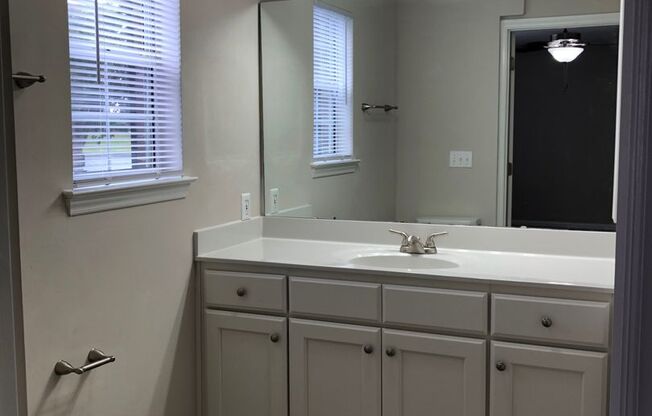 2 beds, 2 baths, 1,270 sqft, $1,600, Unit 2730-4 Pearl Remodel