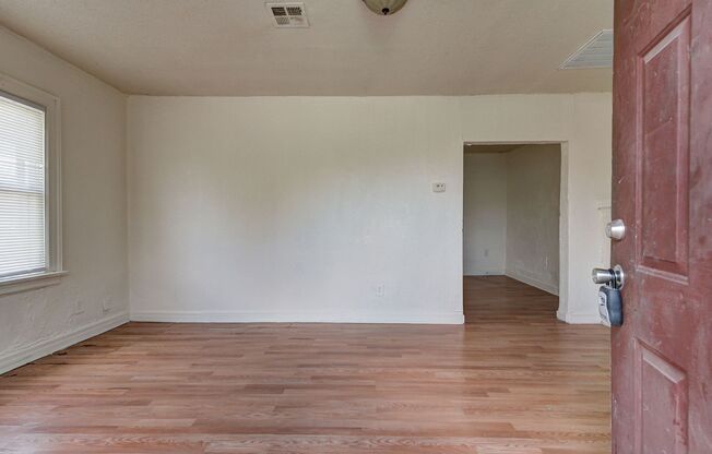 Move In Special for Adorable 2BD/1BTH Home Minutes away from Broadway Extension and Bricktown