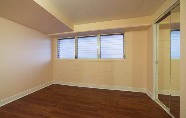 Napili Towers bedroom with mirror doored closet