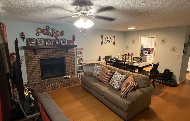 Upgraded 2BR/1.5BA Townhouse Apartment Conveniently Located!