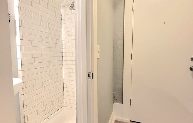 Studio, 1 bath, 275 sqft, $1,190, Unit B5