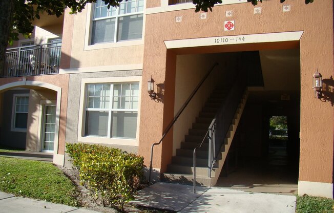 SPACIOUS ROOMMATE STYLE APARTMENT!!! Largest 2 Bedroom Apartment in Coral Springs
