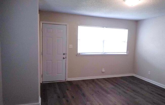 3 beds, 1 bath, 775 sqft, $850, Unit 415-17 Winfield-415 Winfield