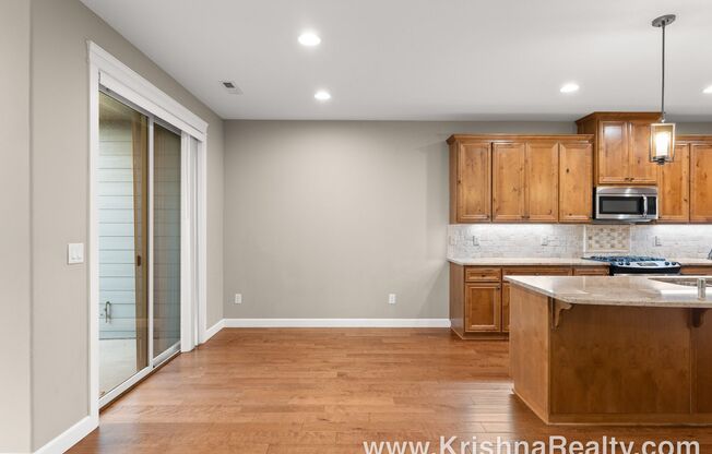 4 Bedroom 3 Bath Upscale Luxury Fishers Landing Townhome