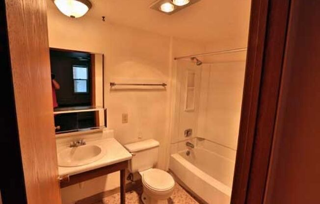 Studio, 1 bath, 370 sqft, $1,060