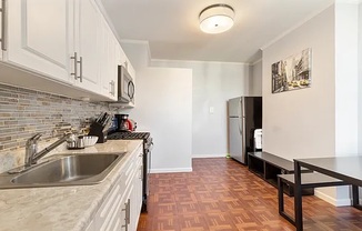 3 beds, 1 bath, $3,100, Unit 3L