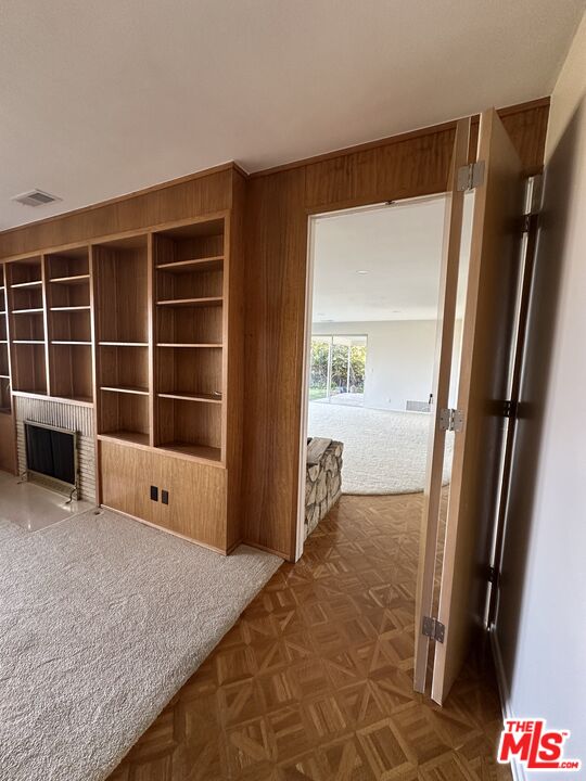 1212 ROBERTO LN