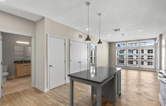 2 beds, 1 bath, 913 sqft, $2,990, Unit 435